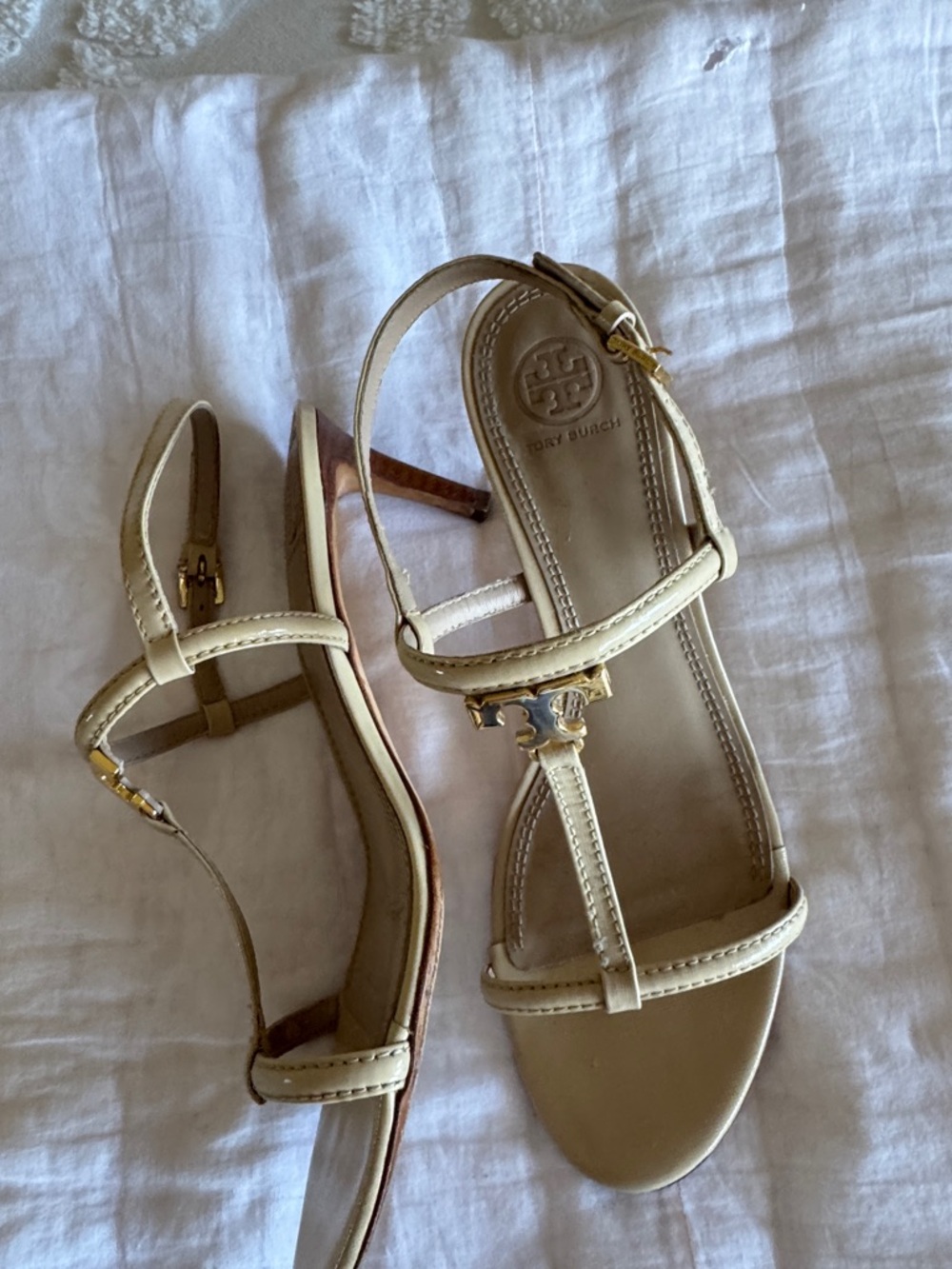 Tory Burch Beige Leather T-Strap Sandals with Gold Logo - Picture 2 of 10